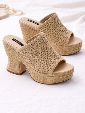 Nine West Fefee Platform Mule Sandals Size 6.5 Tan Woven Chunky Heel Open Toe